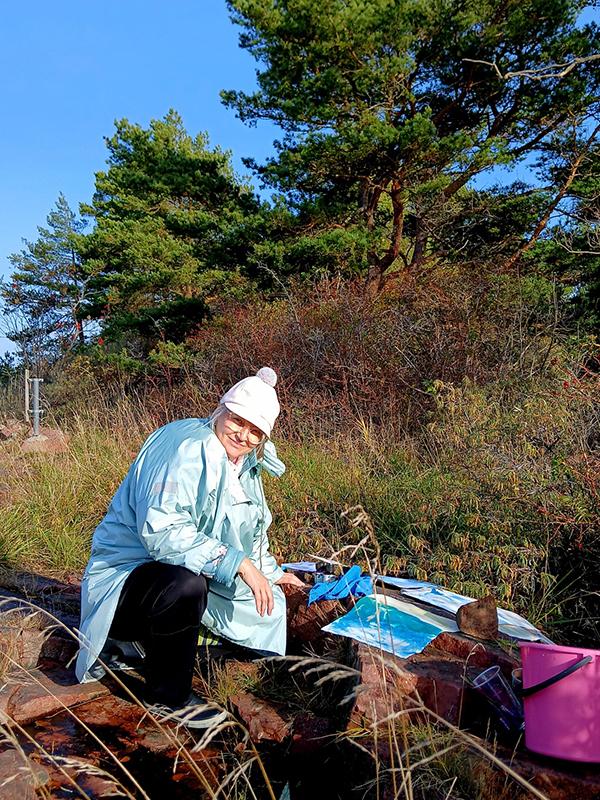 Päivi Mauno i arbete utomhus