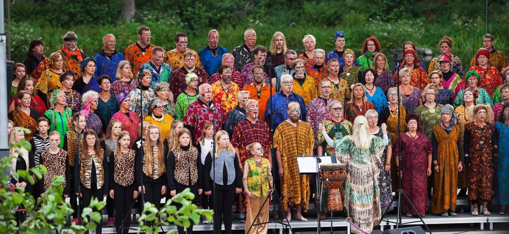 En värld full av liv: ensemblen på scenen